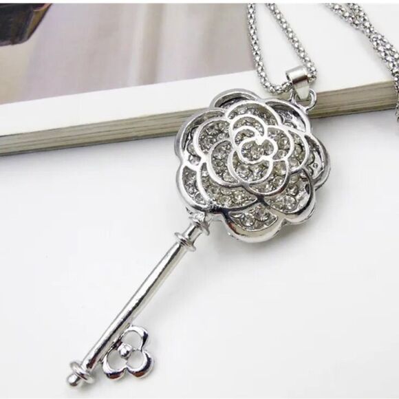 - 🗝️Sparkly Floral Key Pendant Sweater Chain🗝️ - Picture 1 of 17